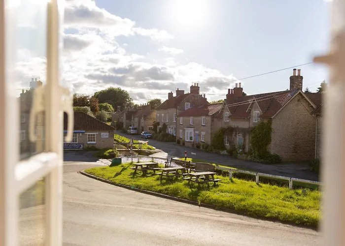 Host & - Corner House *